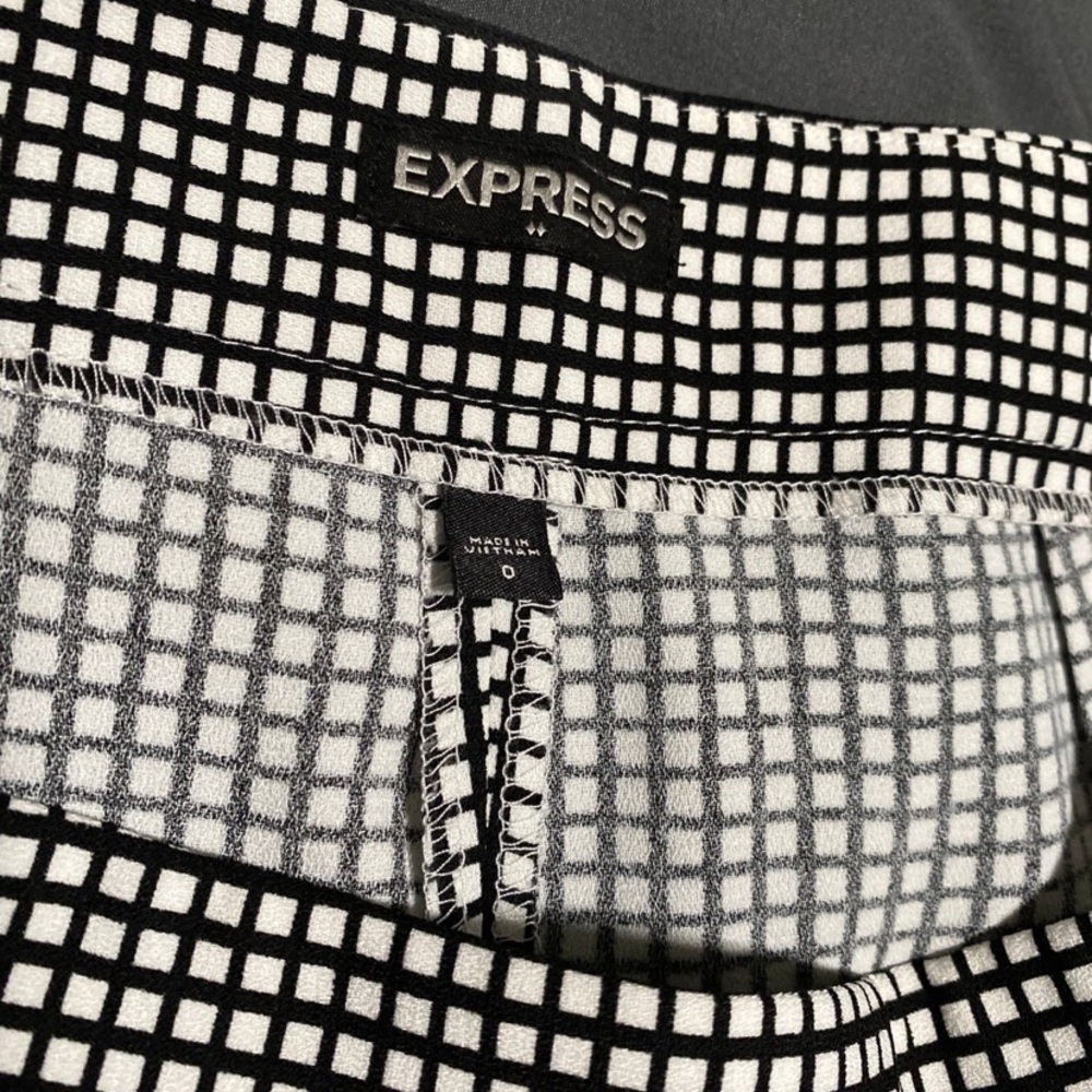 Express Shorts - Picture 5 of 6